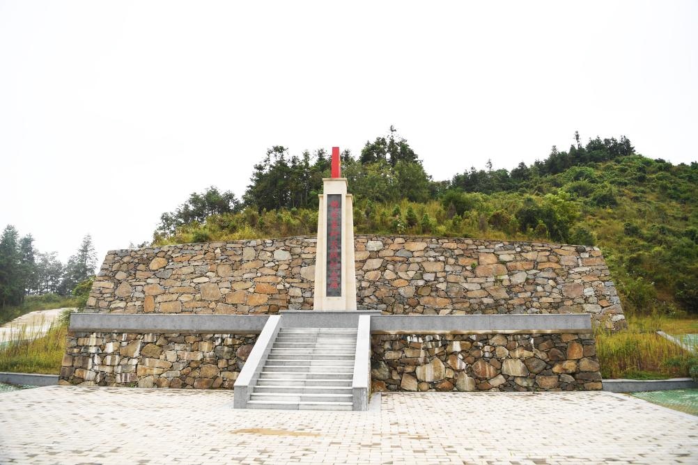 這是9月27日拍攝的田鋪大塆后山上的“韓家寨殲滅戰(zhàn)紀(jì)念碑”。新華社記者張浩然攝