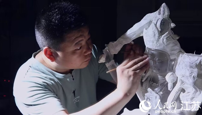 正在精雕細(xì)琢的東海水晶。 人民網(wǎng) 范堯攝