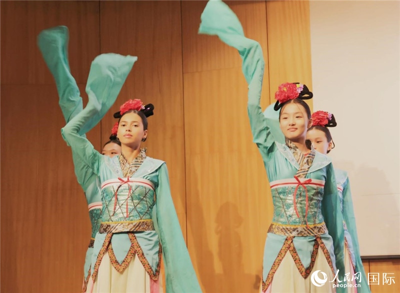 兩國文化志愿者共同表演中國傳統(tǒng)舞蹈。人民網(wǎng)記者 陳海琪攝