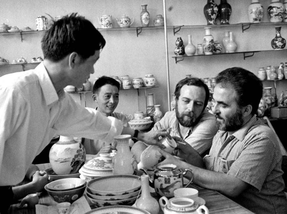 ↑ 在1978年的廣交會上，意大利客商在洽談選購景德鎮(zhèn)瓷器。