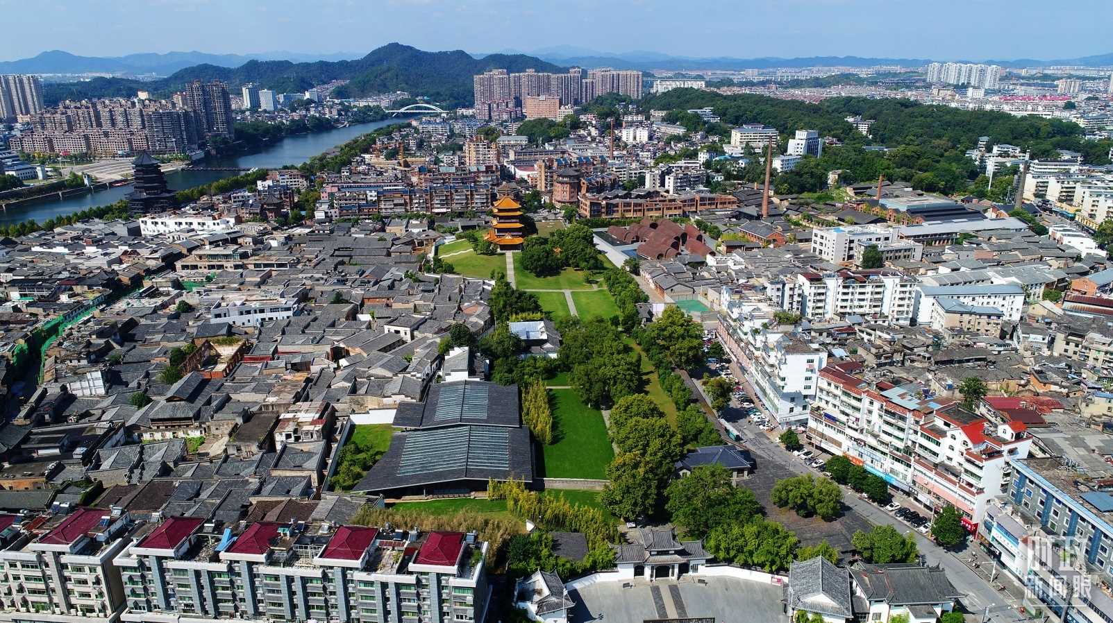 △景德鎮(zhèn)陶陽(yáng)里歷史文化街區(qū)俯瞰。（總臺(tái)央視記者范凱拍攝）