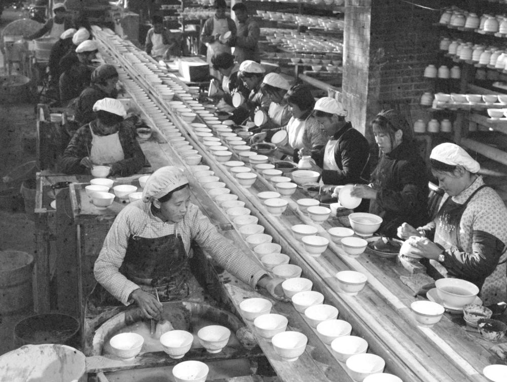 ↑ 1978年，景德鎮(zhèn)為民瓷廠工人生產(chǎn)日用瓷。