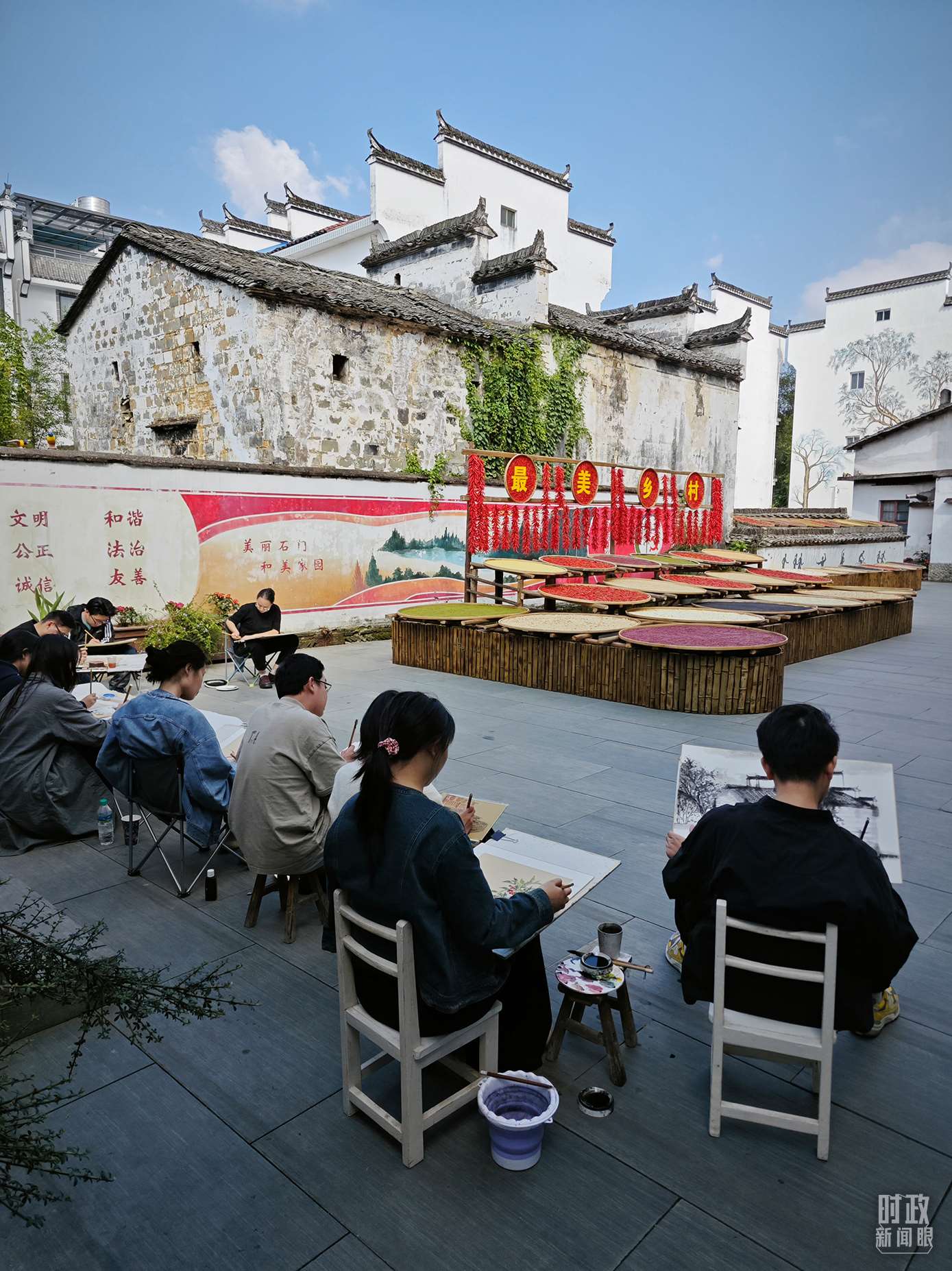 △來(lái)自中國(guó)美術(shù)學(xué)院的同學(xué)在石門村寫生。（總臺(tái)央視記者郁振一拍攝）