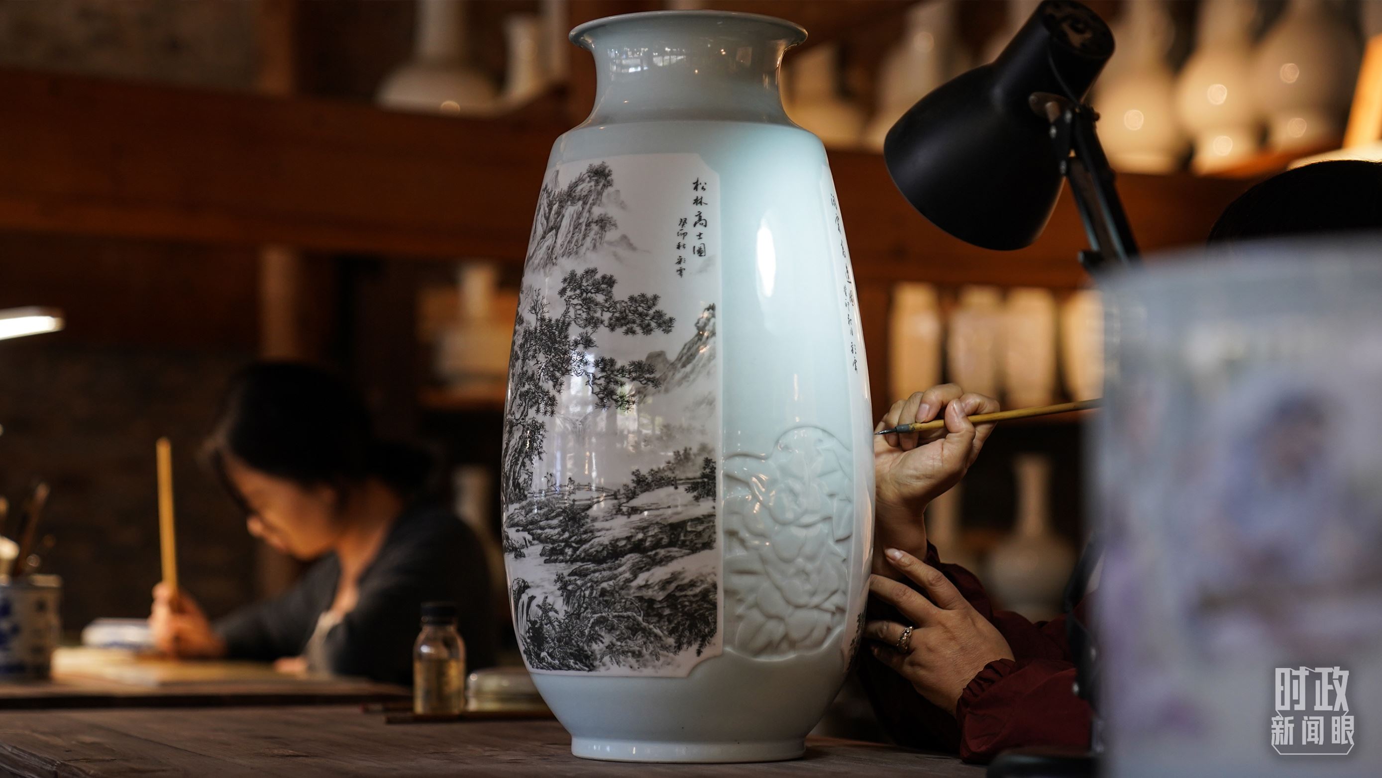 △陶瓷畫師正在繪制瓷器。（總臺(tái)國(guó)廣記者李晉拍攝）