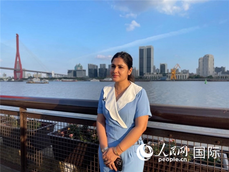 孟加拉國(guó)Channel24電視頻道主持人伊斯拉特·阿敏在上海市楊浦濱江接受采訪。 人民網(wǎng)記者 張榮攝