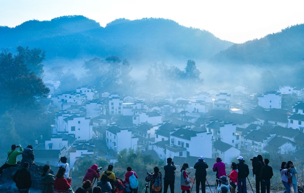 游客在婺源縣石城村游玩（2019年11月8日攝）。