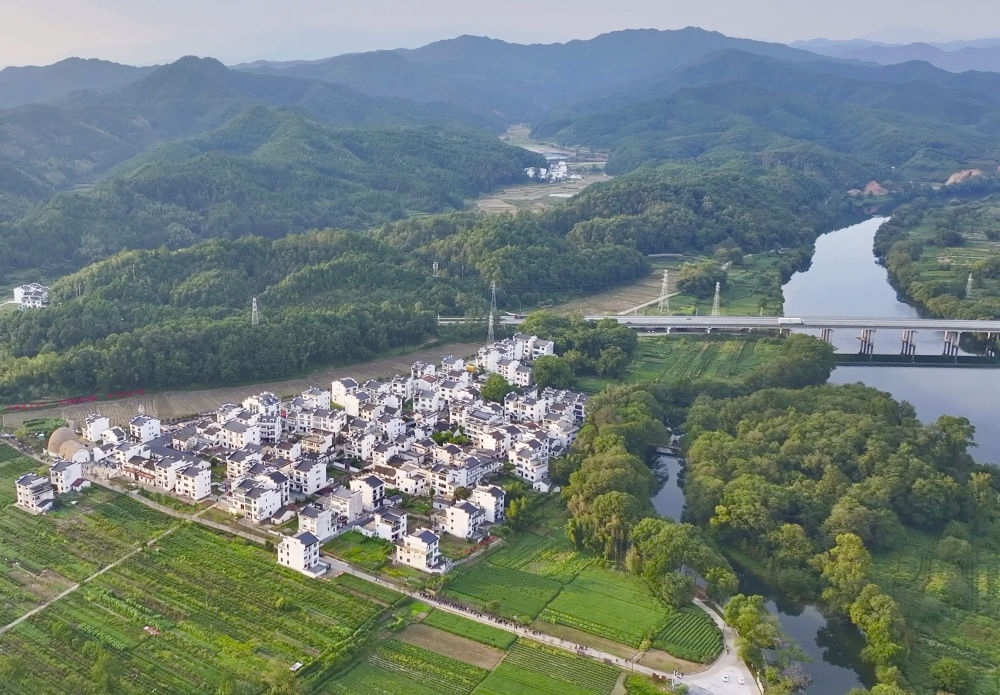 俯瞰婺源縣王村石門(mén)自然村（2023年10月11日攝）。