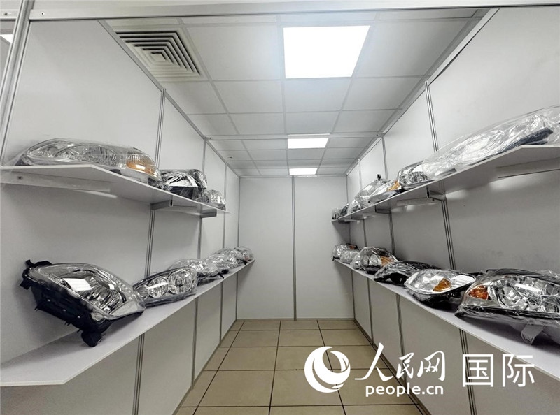 在位于莫斯科格林伍德國際貿(mào)易中心的浙江寧波優(yōu)質(zhì)商品展銷中心內(nèi)，展示著來自浙江寧波慈溪市的汽車配件樣品。人民網(wǎng)記者 申佳平攝