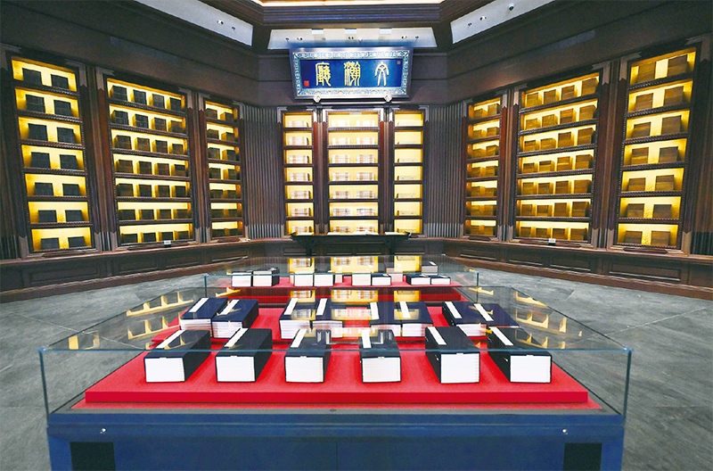建設中國國家版本館，是以習近平同志為核心的黨中央作出的重大決策，是文明大國建設的基礎工程，是功在當代、利在千秋的標志性文化工程，充分體現了我們黨傳承發(fā)展中華文化的高度自覺、汲取歷史智慧更好走向未來的歷史主動。圖為2023年5月拍攝的中國國家版本館中央總館文瀚廳。 新華社發(fā)