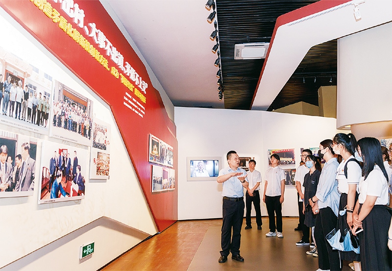 黨的十八大以來，習近平總書記多次對堅持和發(fā)展“楓橋經驗”作出重要指示，推動新時代“楓橋經驗”在基層社會治理中煥發(fā)勃勃生機。圖為青年學子在浙江省諸暨市楓橋鎮(zhèn)的楓橋經驗陳列館參觀學習（2022年8月25日攝）。 新華社記者 徐昱/攝