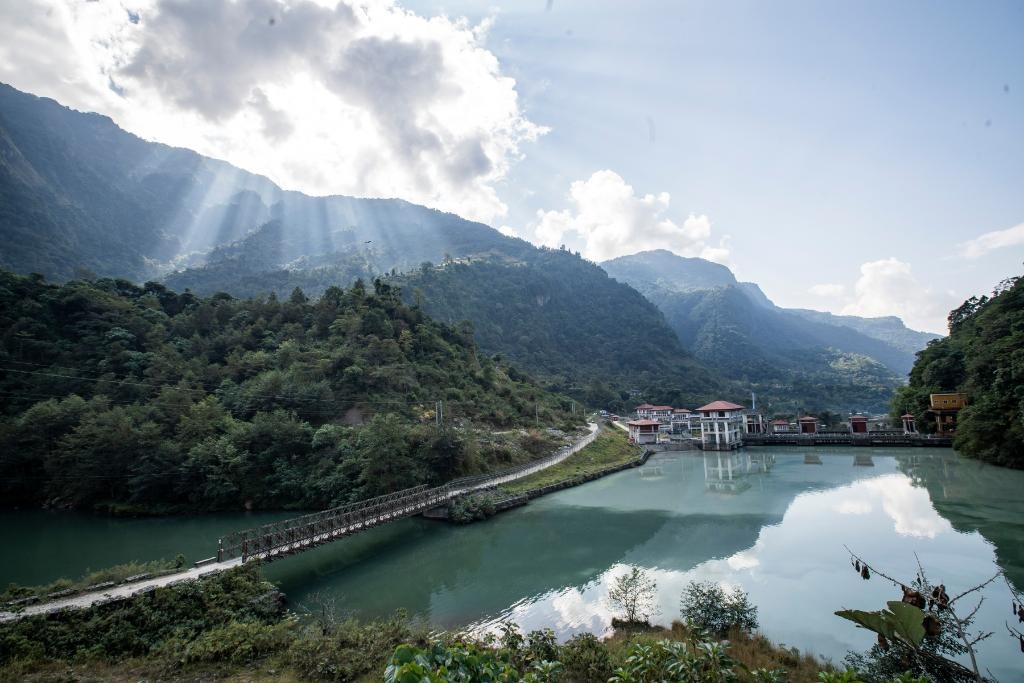 這是2022年11月8日拍攝的尼泊爾上馬相迪A水電站大壩。上馬相迪A水電站位于尼泊爾西部勒姆宗縣，2013年1月開(kāi)工建設(shè)，2017年1月1日投入商業(yè)運(yùn)營(yíng)。該水電站投入運(yùn)營(yíng)以來(lái)，極大緩解了尼泊爾電力緊缺局面。新華社發(fā)（哈里·馬哈爾詹 攝）