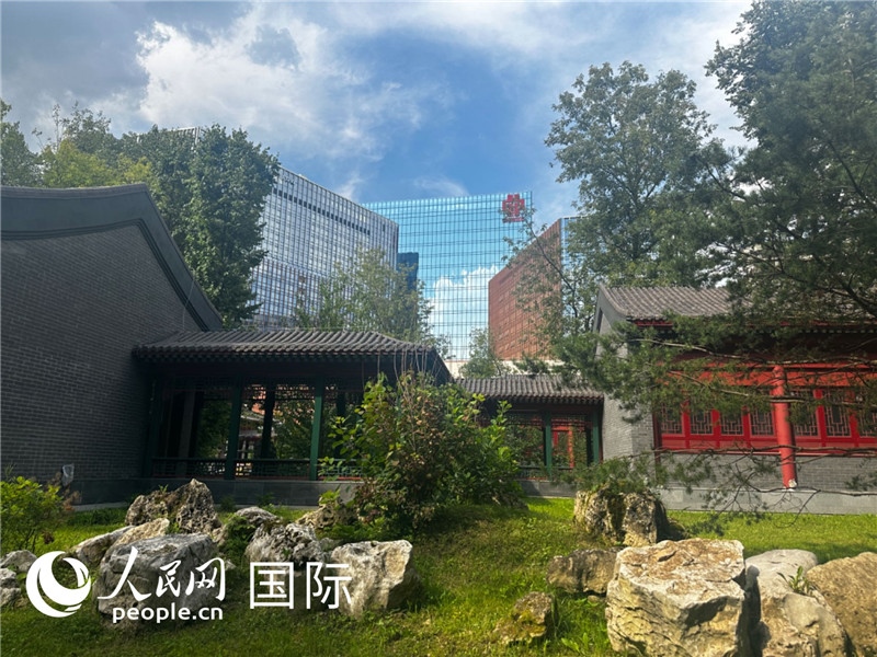 莫斯科中國貿(mào)易中心的中式園林“華銘園”一角。人民網(wǎng)記者 申佳平攝