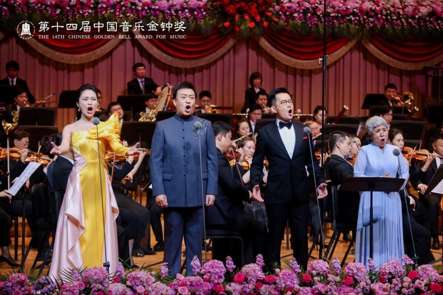 龔爽（左一）、呂繼宏（左二）、石倚潔（右二）、迪里拜爾（右一）四位藝術(shù)家領(lǐng)唱《領(lǐng)航》。主辦方供圖