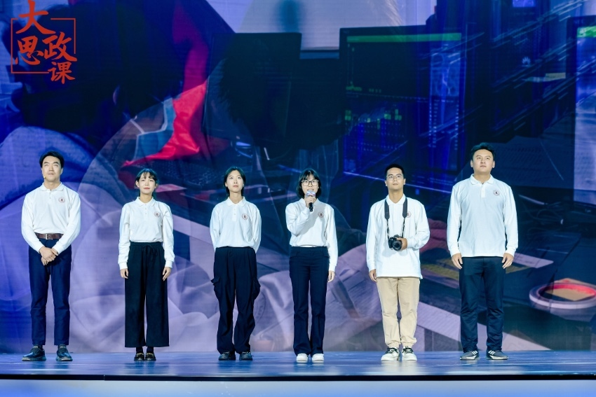 四川大學(xué)三星堆遺址考古隊(duì)隊(duì)長(zhǎng)、考古文博學(xué)院教授黎海超和四川大學(xué)三星堆遺址考古隊(duì)隊(duì)員們