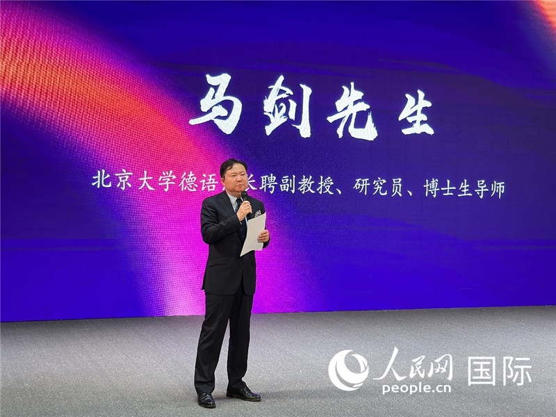 北京大學(xué)德語(yǔ)系長(zhǎng)聘副教授馬劍點(diǎn)評(píng)學(xué)生表現(xiàn)。（攝影：張麗鷗）