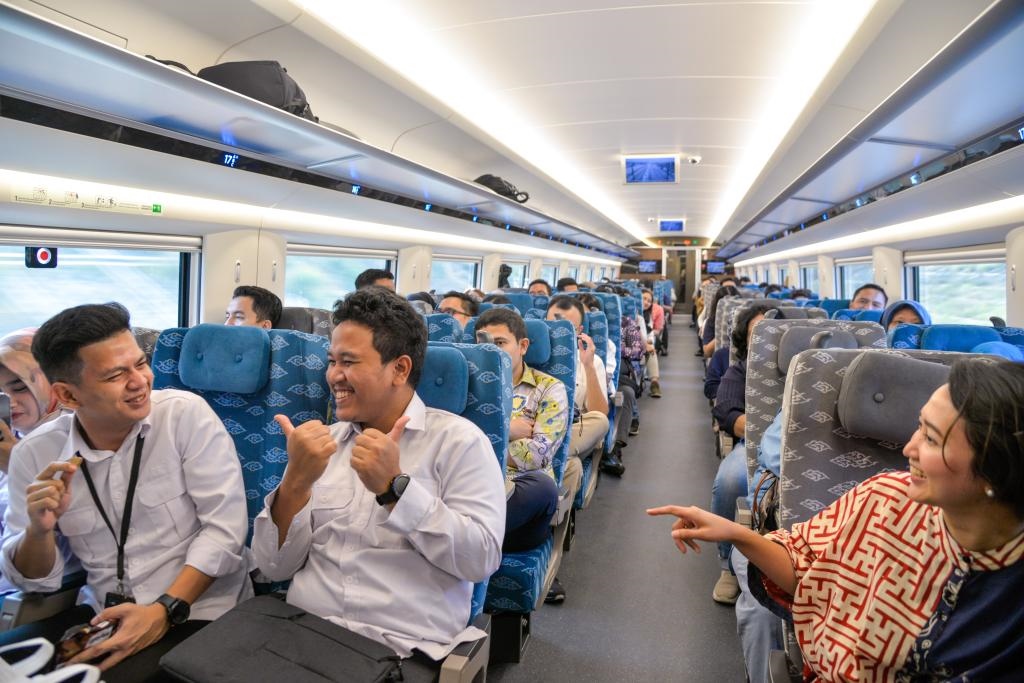 10月17日，乘客在行駛中的雅萬高鐵高速動車組列車車廂內交談。