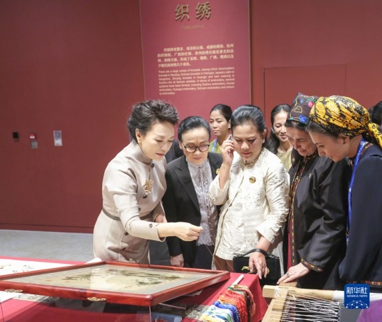  10月18日上午，國家主席習(xí)近平夫人彭麗媛邀請出席第三屆“一帶一路”國際合作高峰論壇的外方領(lǐng)導(dǎo)人夫人參觀中國工藝美術(shù)館（中國非物質(zhì)文化遺產(chǎn)館）。這是彭麗媛同外方領(lǐng)導(dǎo)人夫人觀看刺繡。新華社記者 殷博古 攝
