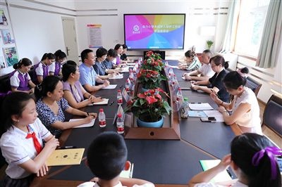 圖⑤：法治宣講結(jié)束后，重慶五中院組織召開座談會(huì)，聽取人大代表和朵力小學(xué)教師、家長代表對(duì)法院未成年人保護(hù)工作的意見建議。