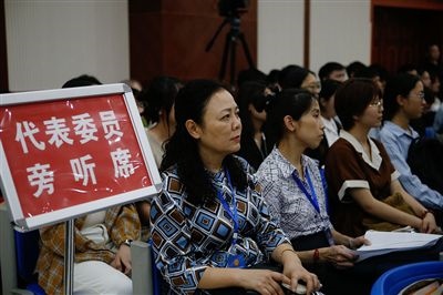 圖④：重慶五中院在西南政法大學(xué)開庭審理一起執(zhí)行異議之訴二審案，重慶市人大代表張濤（左一）、周藝梅（左二）和學(xué)生一起觀摩庭審。