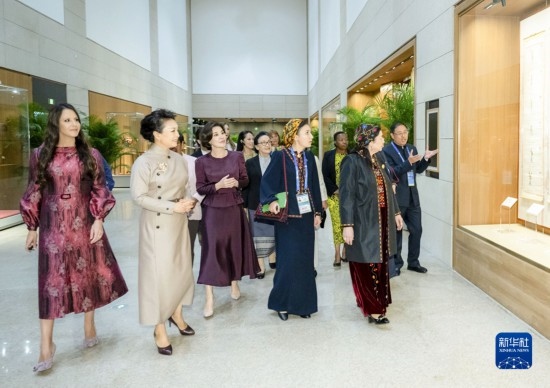  10月18日上午，國家主席習(xí)近平夫人彭麗媛邀請出席第三屆“一帶一路”國際合作高峰論壇的外方領(lǐng)導(dǎo)人夫人參觀中國工藝美術(shù)館（中國非物質(zhì)文化遺產(chǎn)館）。這是彭麗媛同外方領(lǐng)導(dǎo)人夫人聽取中華戲曲文化介紹。新華社記者 翟健嵐 攝