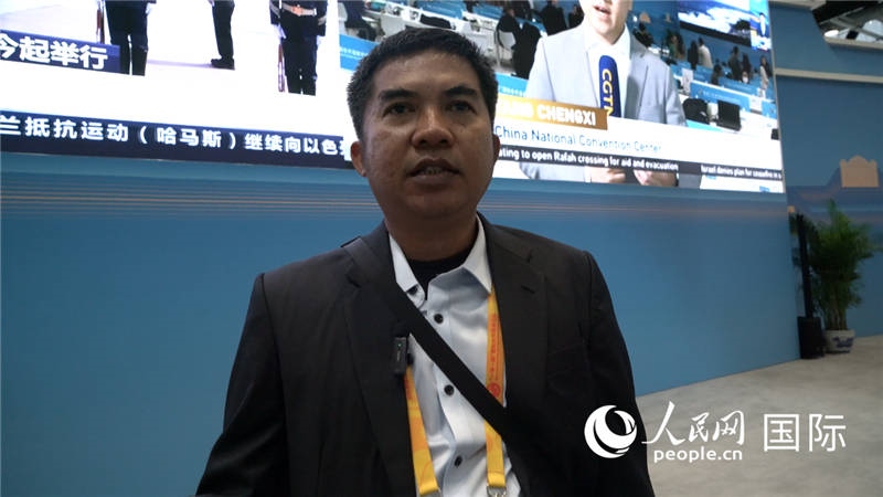 印尼《辛加朗綜合日?qǐng)?bào)》記者班邦·蘇利斯提奧（Bambang Sulistio）與記者交談。人民網(wǎng) 楊春燕攝