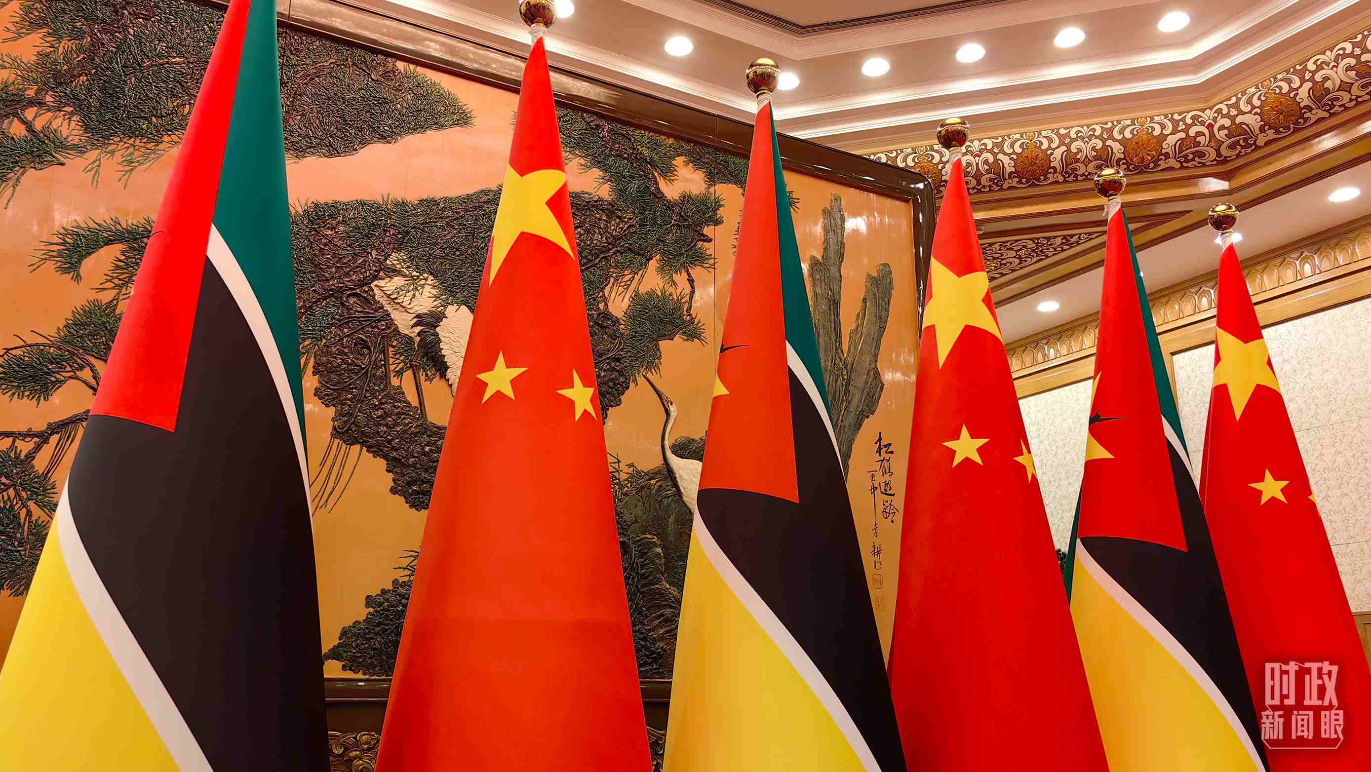 △會見現(xiàn)場，中國、莫桑比克兩國國旗。（總臺央廣記者潘毅拍攝）