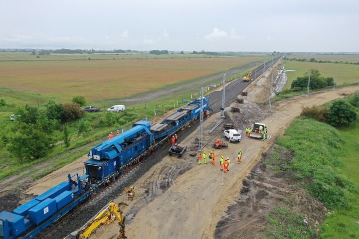 這是匈塞鐵路匈牙利段孔圣米克洛什-陶什站施工現(xiàn)場（5月30日攝，無人機(jī)照片）。新華社發(fā)（中國中鐵匈塞鐵路項(xiàng)目經(jīng)理部供圖）
