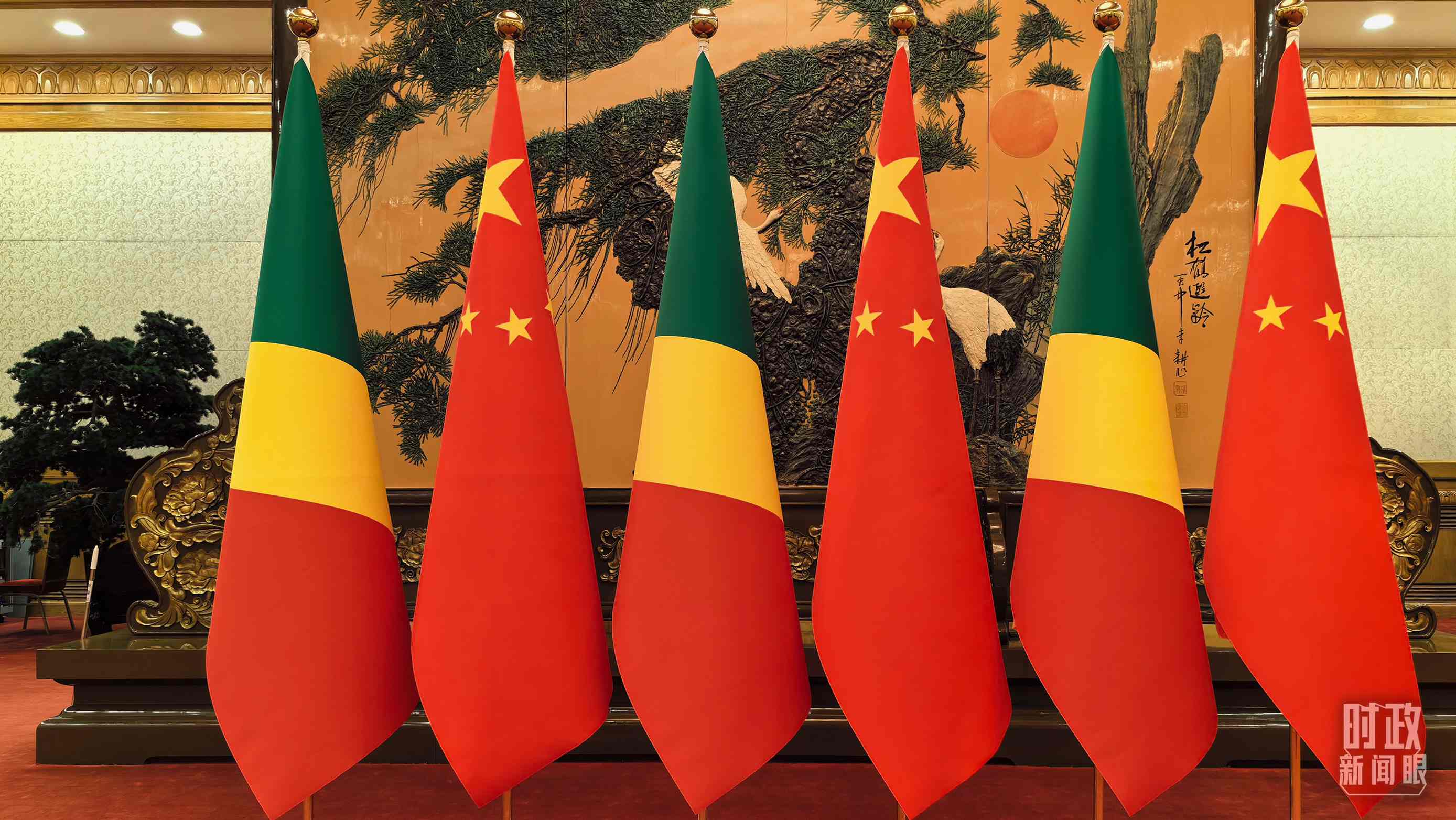 △會見現(xiàn)場的中國、剛果（布）兩國國旗。（總臺央視記者陸泓宇拍攝）