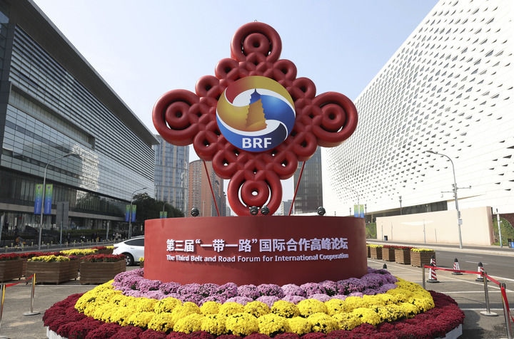 這是在北京國家會議中心附近拍攝的“一帶一路”國際合作高峰論壇景觀布置（10月17日攝）。新華社記者 陳斌 攝