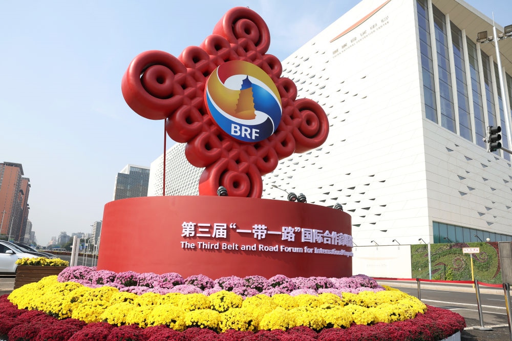 這是在北京國家會(huì)議中心附近拍攝的“一帶一路”國際合作高峰論壇景觀布置（2023年10月17日攝）。新華社記者 陳斌 攝
