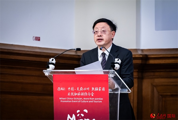 四川省文化和旅游廳廳長戴允康作文化旅游推介。人民網(wǎng) 郭錦標攝