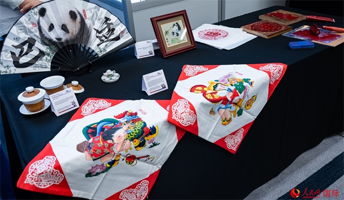 活動現(xiàn)場的現(xiàn)場文創(chuàng)展、互動體驗區(qū)、非遺區(qū)展示。人民網(wǎng) 郭錦標攝