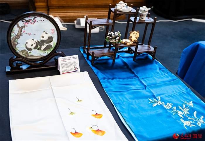 活動現(xiàn)場的現(xiàn)場文創(chuàng)展、互動體驗區(qū)、非遺區(qū)展示。人民網(wǎng) 郭錦標攝