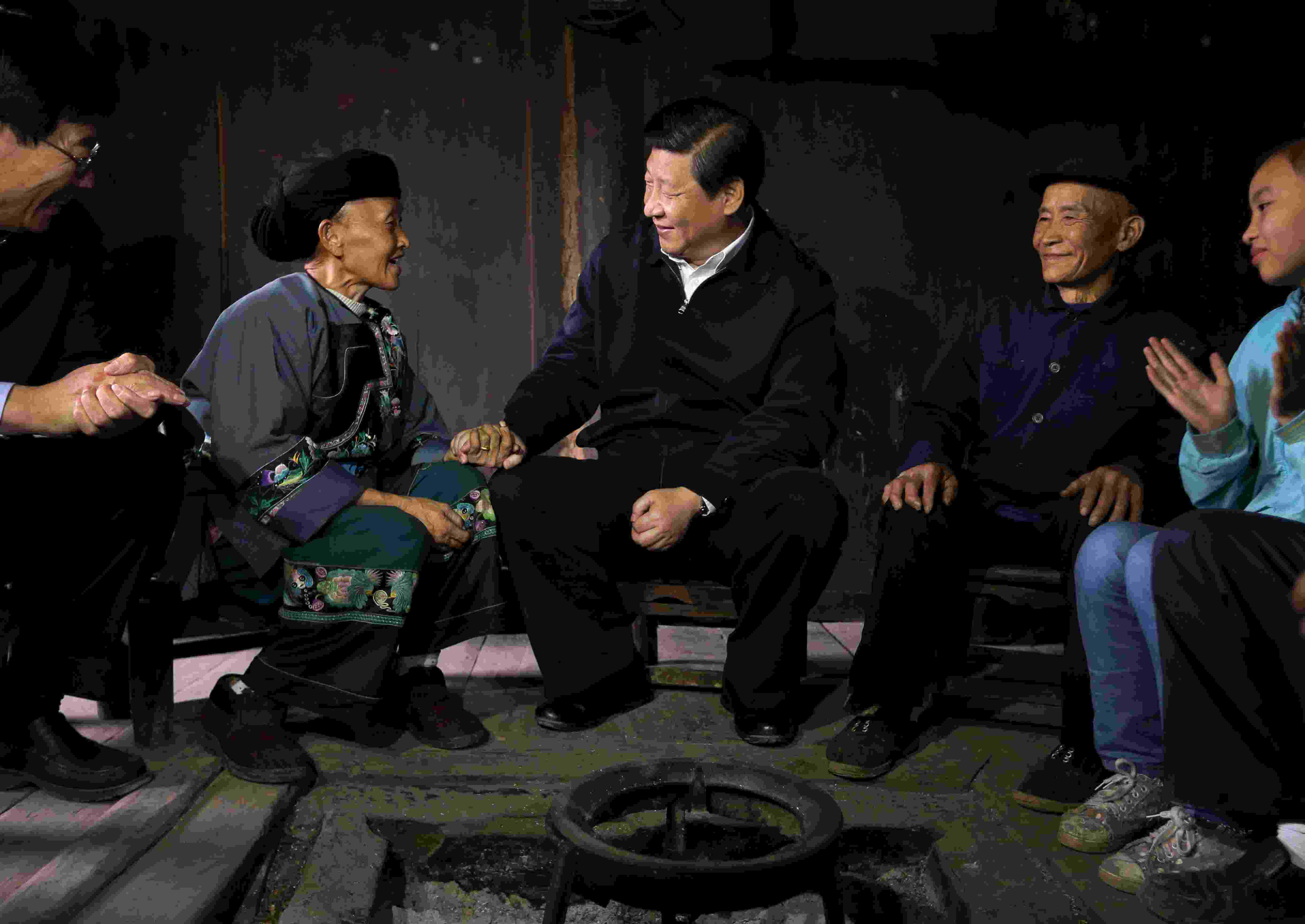 2013年11月3日，習近平在湖南花垣縣十八洞村，與石拔三老人握手交談。