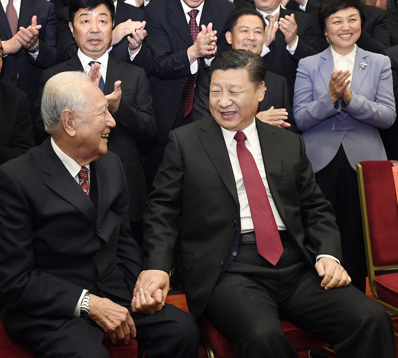 2017年11月17日，全國精神文明建設表彰大會在北京人民大會堂舉行。圖為習近平邀請黃旭華代表坐在自己身邊合影。