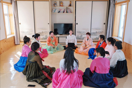 2023年6月，楊麗娜（后中）對(duì)擔(dān)任民宿管家的光東村村民們進(jìn)行標(biāo)準(zhǔn)化培訓(xùn)。（新華社記者金津秀攝）