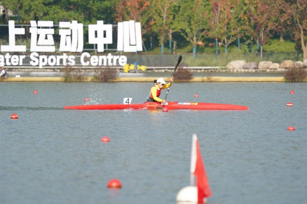10月23日，杭州第4屆亞殘運(yùn)會(huì)皮劃艇女子KL1級(jí)比賽，中國(guó)隊(duì)選手謝毛三在比賽中。人民網(wǎng)記者 李乃妍攝