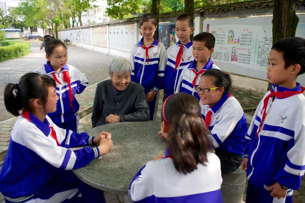 △2013年5月21日，龔全珍老人和江西萍鄉(xiāng)市蓮花縣的孩子們在一起。