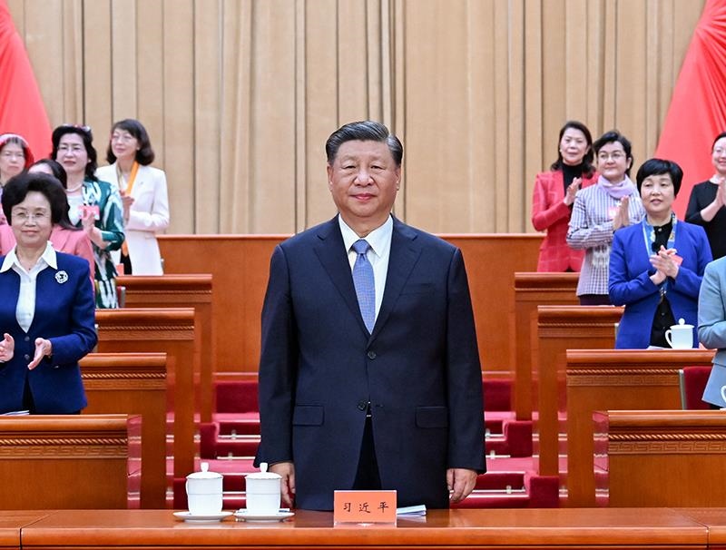 △2023年10月23日，中國婦女第十三次全國代表大會在北京人民大會堂開幕。這是習近平總書記在主席臺向與會代表致意。