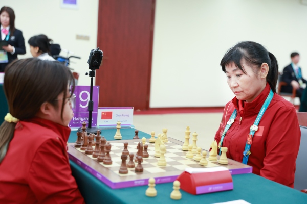10月24日，杭州第4屆亞殘運會國際象棋常規(guī)賽女子個人賽PI級第四輪舉行。圖為中國隊選手陳發(fā)英（右）、中國隊選手張筱笛在比賽中。圖片來源：杭州亞殘組委