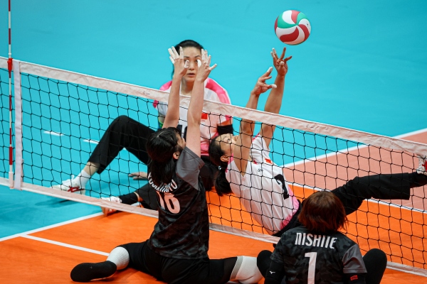 10月24日，杭州第4屆亞殘運會坐式排球女子單循環(huán)賽舉行。圖為選手們在比賽中。圖片來源：杭州亞殘組委