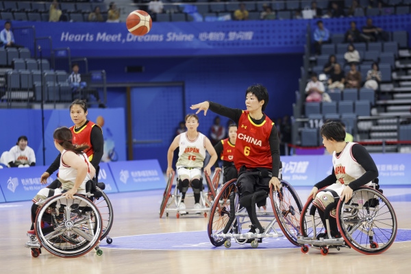 10月24日，杭州第4屆亞殘運會輪椅籃球女子預賽舉行。圖為選手們在比賽中。圖片來源：杭州亞殘組委