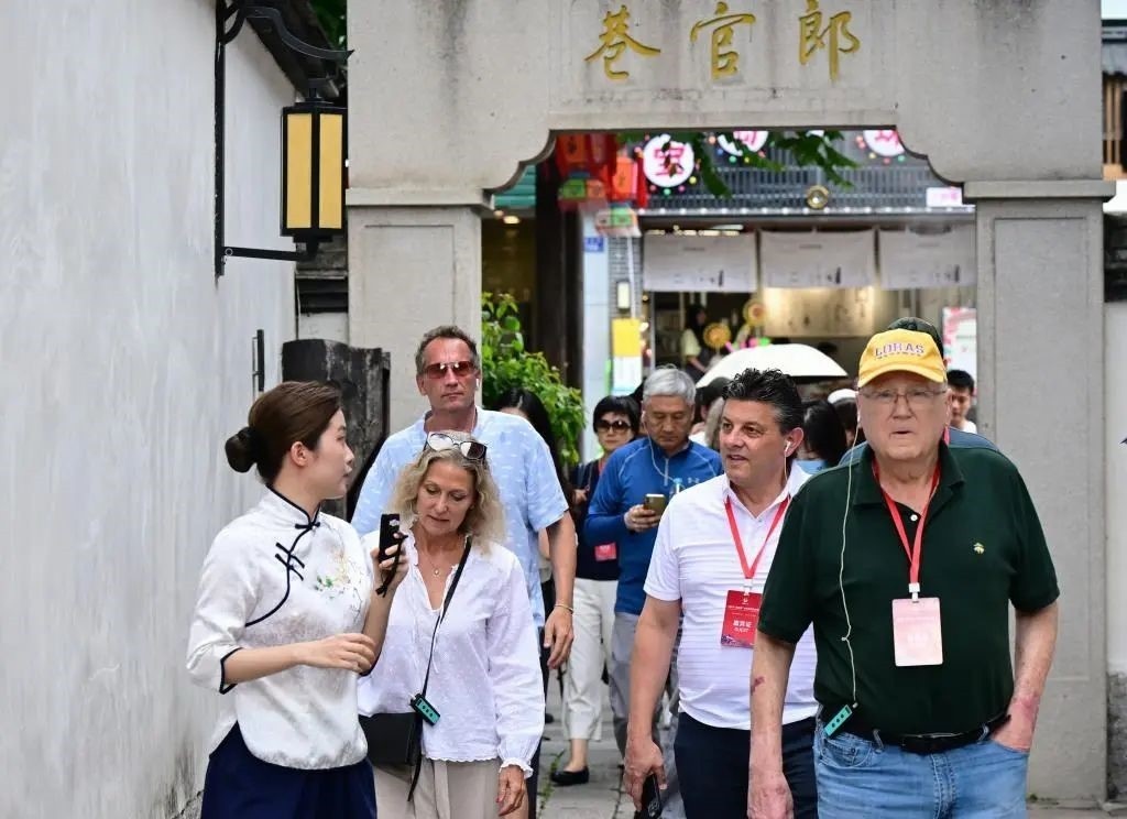 △2023年6月27日，“鼓嶺之友”部分成員和中美各界人士在福建福州南后街三坊七巷參觀訪問。