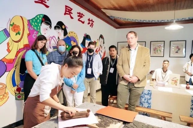 △美國(guó)席勒協(xié)會(huì)青年代表團(tuán)在四川感受中國(guó)傳統(tǒng)文化。