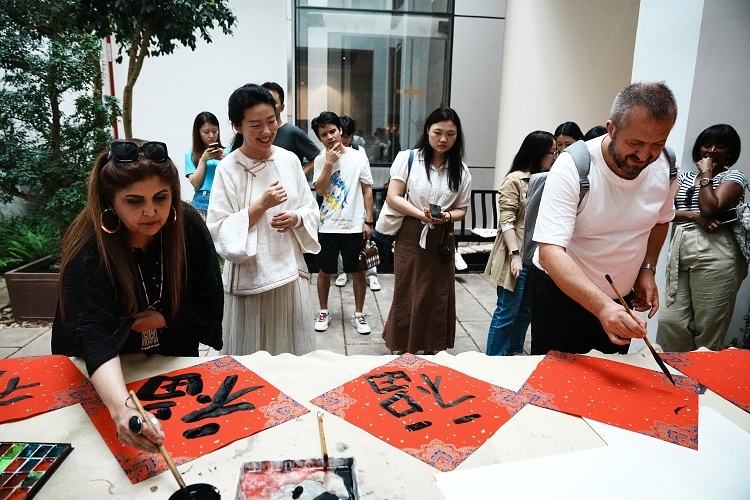 首屆國(guó)際傳播“絲路獎(jiǎng)”獲獎(jiǎng)代表等在廣州市荔灣區(qū)永慶坊參加文化交流活動(dòng)。楊爍壁、王燕攝影報(bào)道