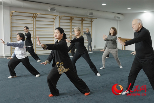 阿根廷武術俱樂部協(xié)會副會長陳敏正在教學。人民網(wǎng)記者 張若涵攝