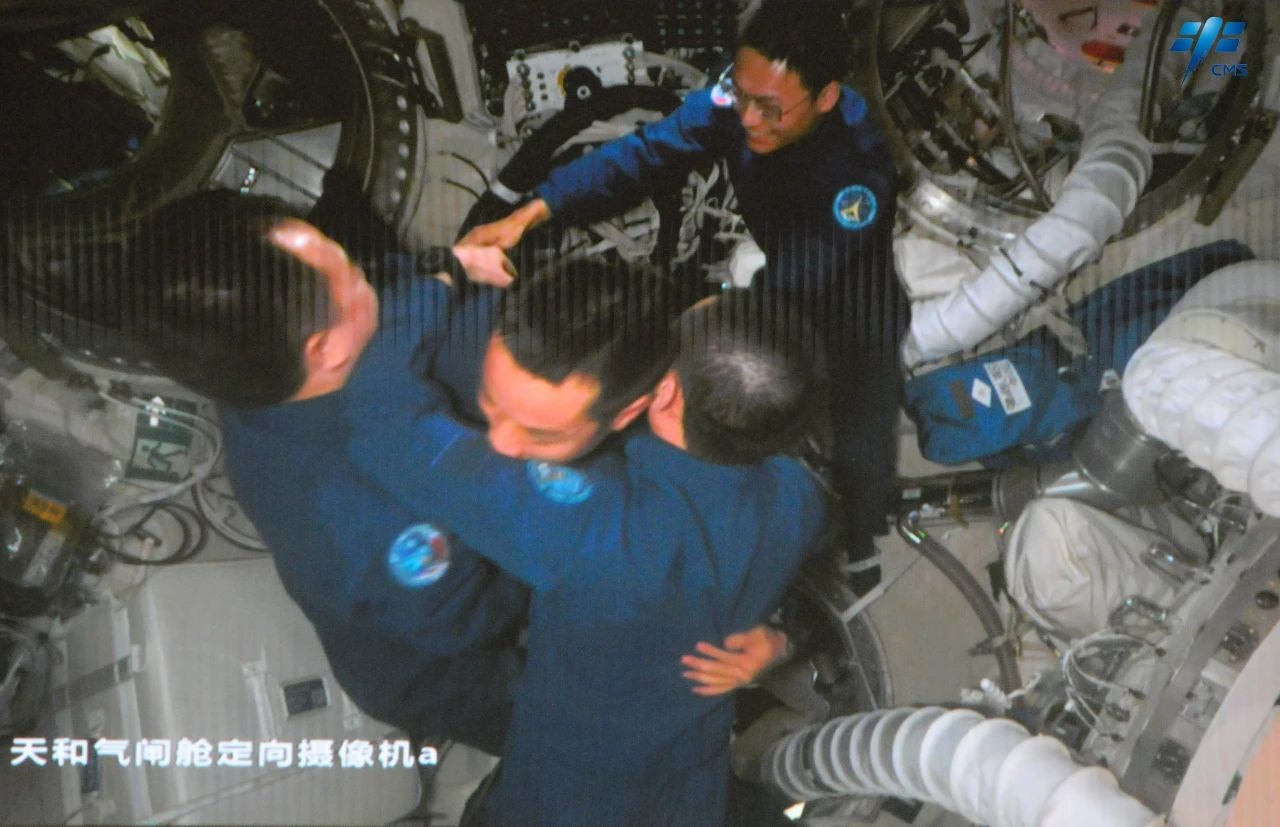 神舟十七號航天員乘組順利進(jìn)入空間站。中國載人航天工程辦公室供圖