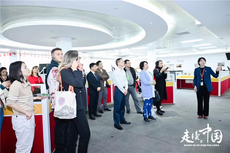 媒體記者參觀天津航空運(yùn)營(yíng)控制中心。主辦方供圖。