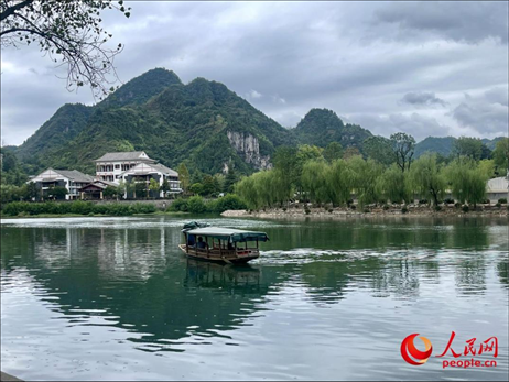 秋日的邊城鎮(zhèn)，青山滴翠、碧水含情。人民網(wǎng) 周靜圓攝