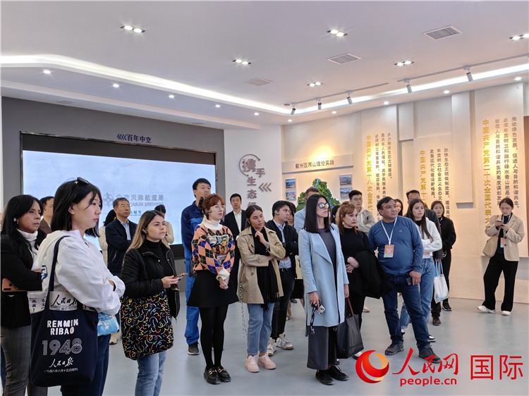 媒體記者探訪薊州礦山生態(tài)修復(fù)項目。人民網(wǎng)記者 符園園攝